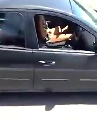 safada tocando uma siririca dentro do carro