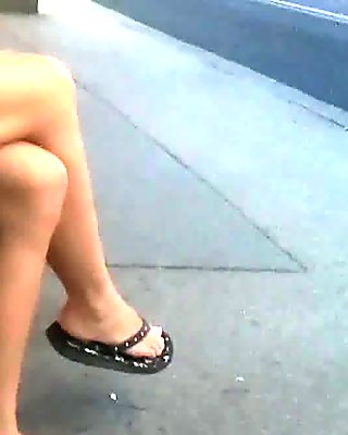 Candid Feet - Cutie in Flip Flops